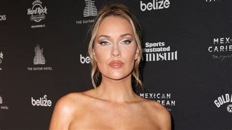 Paige Spiranac Flaunts Natural Curls and Stunning。